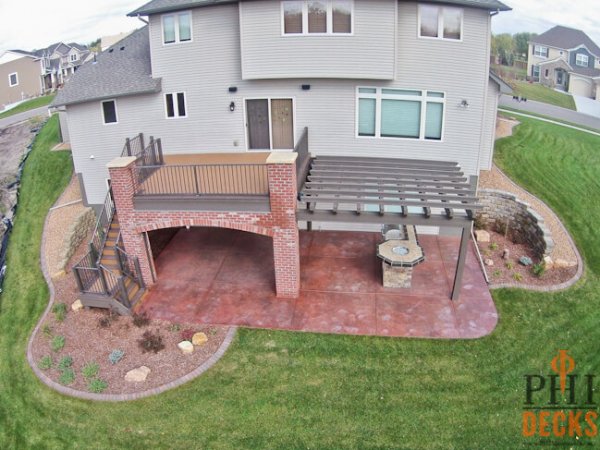 Custom_low-maintenance-deck-azek-decking-westbury-aluminum-railings