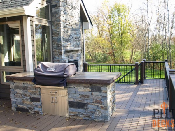 Stone-grill-island-concrete-countertop-alumuinum-railings-composite-decking