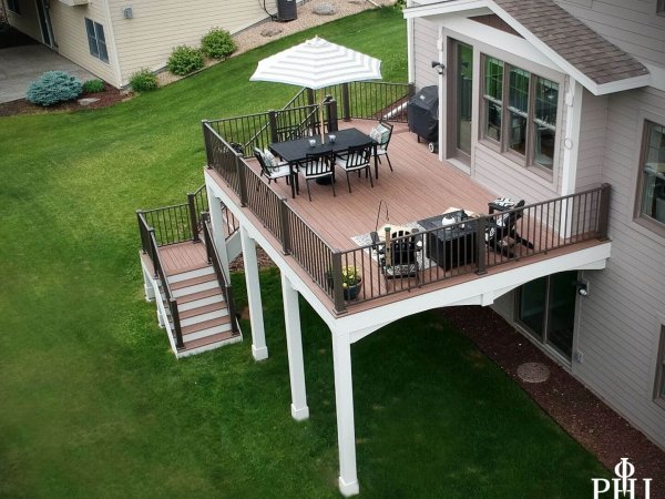 azek_mahogany_decking_aluminum_railings