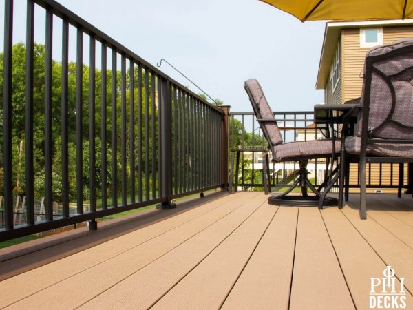 decking_with_aluminum_railings