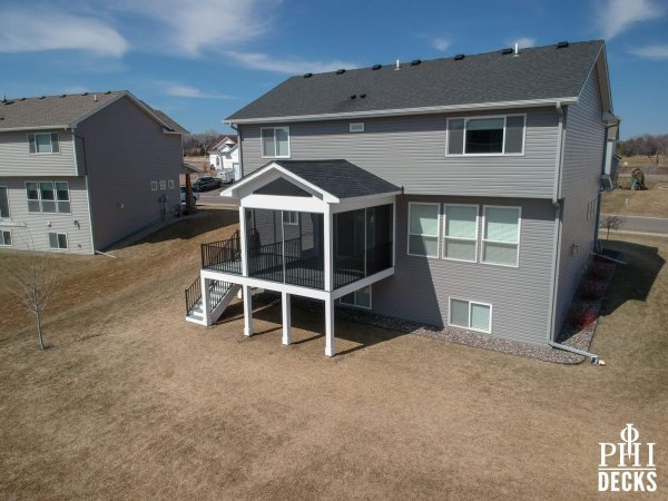 drone_picture_of_white_screen_porch