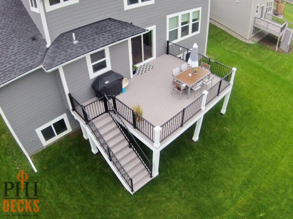 low-maintenance-deck-with-aluminum-railings-and-gate-on-stairs