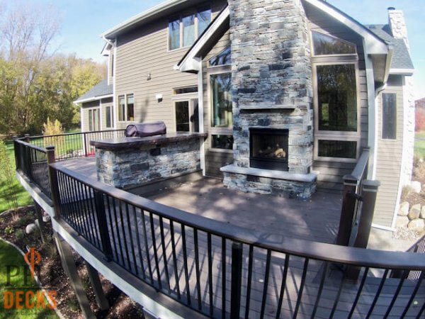 outdoor-entertaining-PHI-Decks-aluminum-railings-drink-rail-two-tier-deck