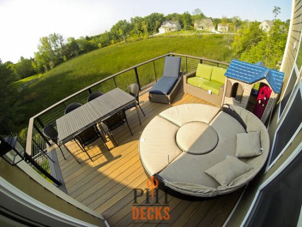 outdoor-furniture-on-low-maintenance-deck