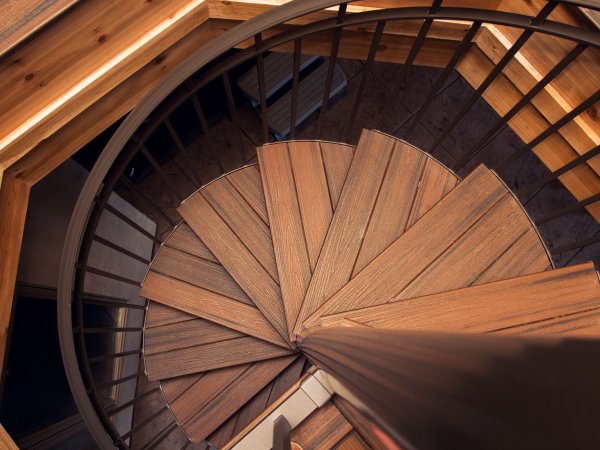 spiral_staircase_trex_treads_curved_cedar