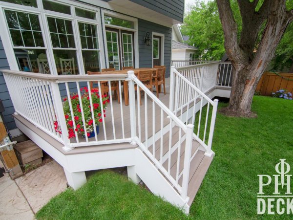 white_railing_metal_balusters